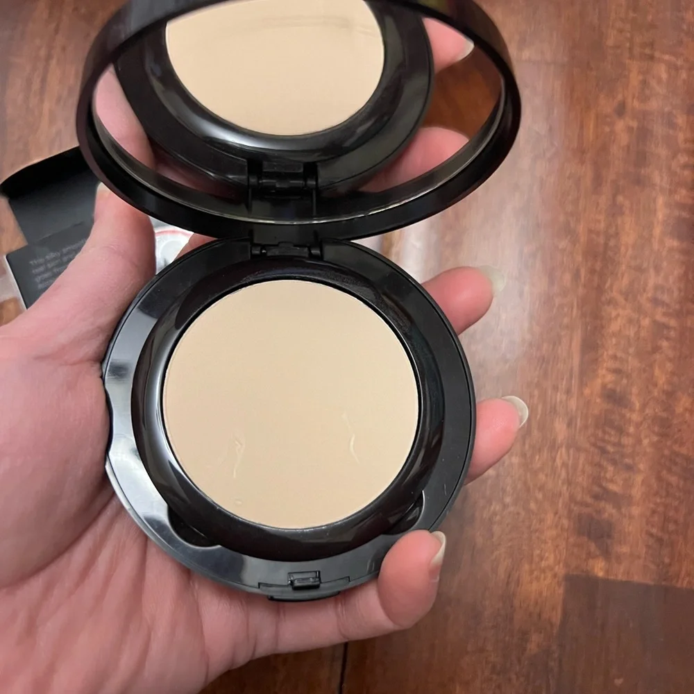 Laura Mercier Smooth Finish Foundation Powder 1N2 02 Full Size scratched